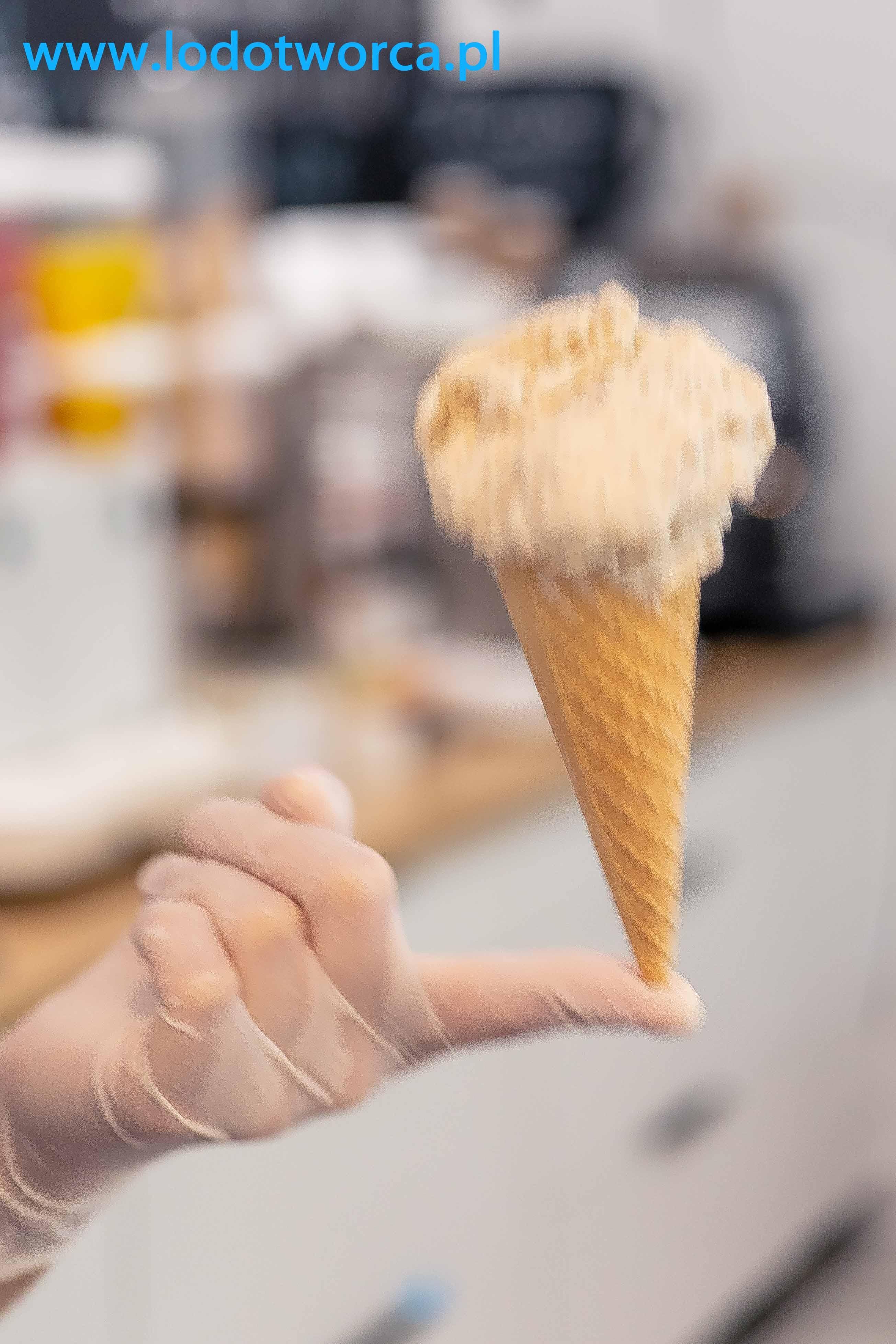 Lody Rzeszów - orzechowe lodziarnia jogurteria kawiarnia shake milkshake mrożonyjogurt lód włoski sorbet kawa cafe rurki z kremem deser lodowy bita śmietana soki frappe posypki polewy.jpg