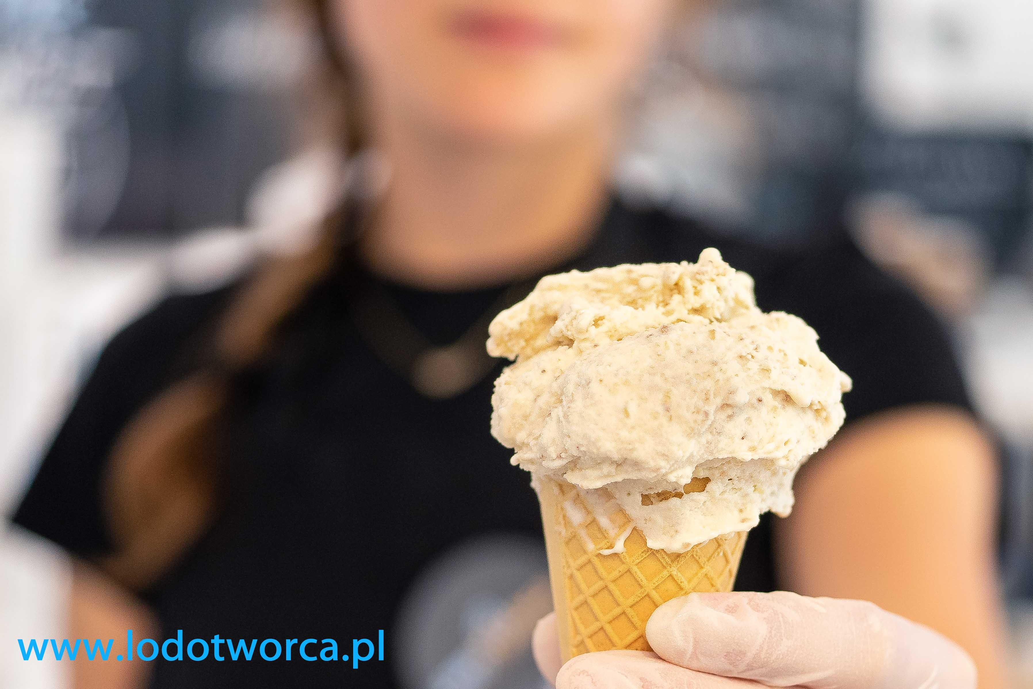 Lody Rzeszów lodziarnia jogurteria kawiarnia shake milkshake mrożonyjogurt lód włoski sorbet kawa cafe rurki z kremem deser lodowy bita śmietana soki frappe posypki polewy.jpg