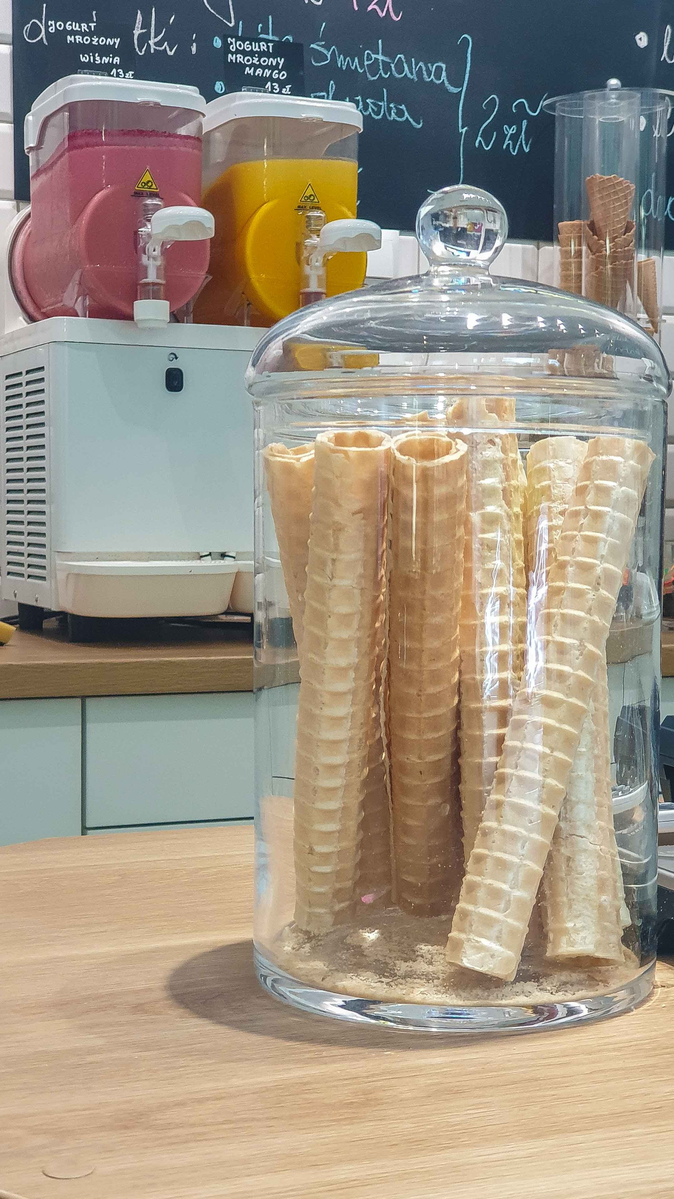 Jogurt mrożony Rzeszów - jogurteria kawiarnia shake milkshake mrożonyjogurt lód włoski sorbet kawa cafe rurki z kremem deser lodowy bita śmietana soki frappe posypki polewy.jpg