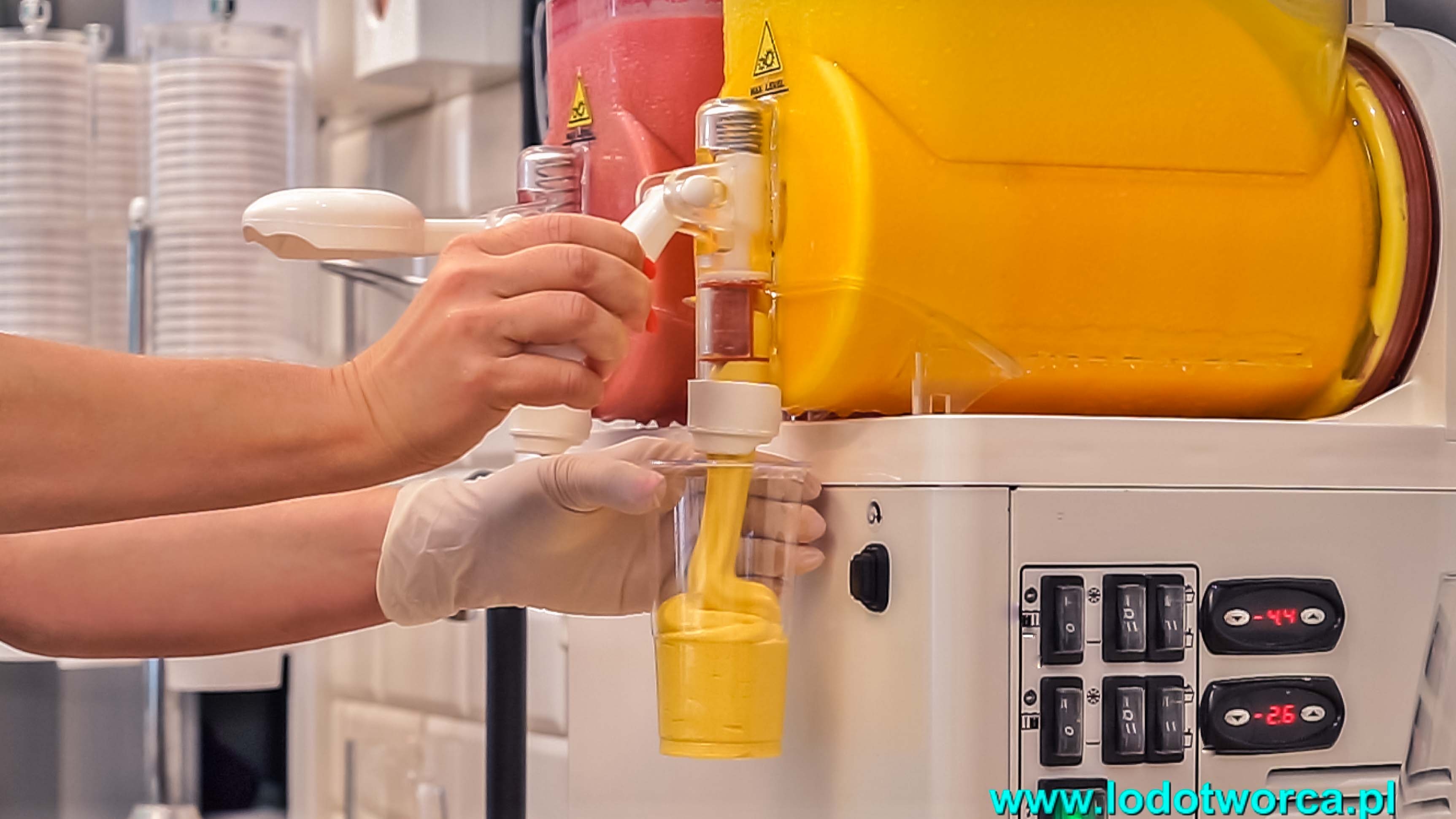 Jogurteria Rzeszów jogurt kawiarnia shake milkshake mrożonyjogurt lód włoski sorbet kawa cafe rurki z kremem deser lodowy bita śmietana soki frappe posypki polewy.jpg