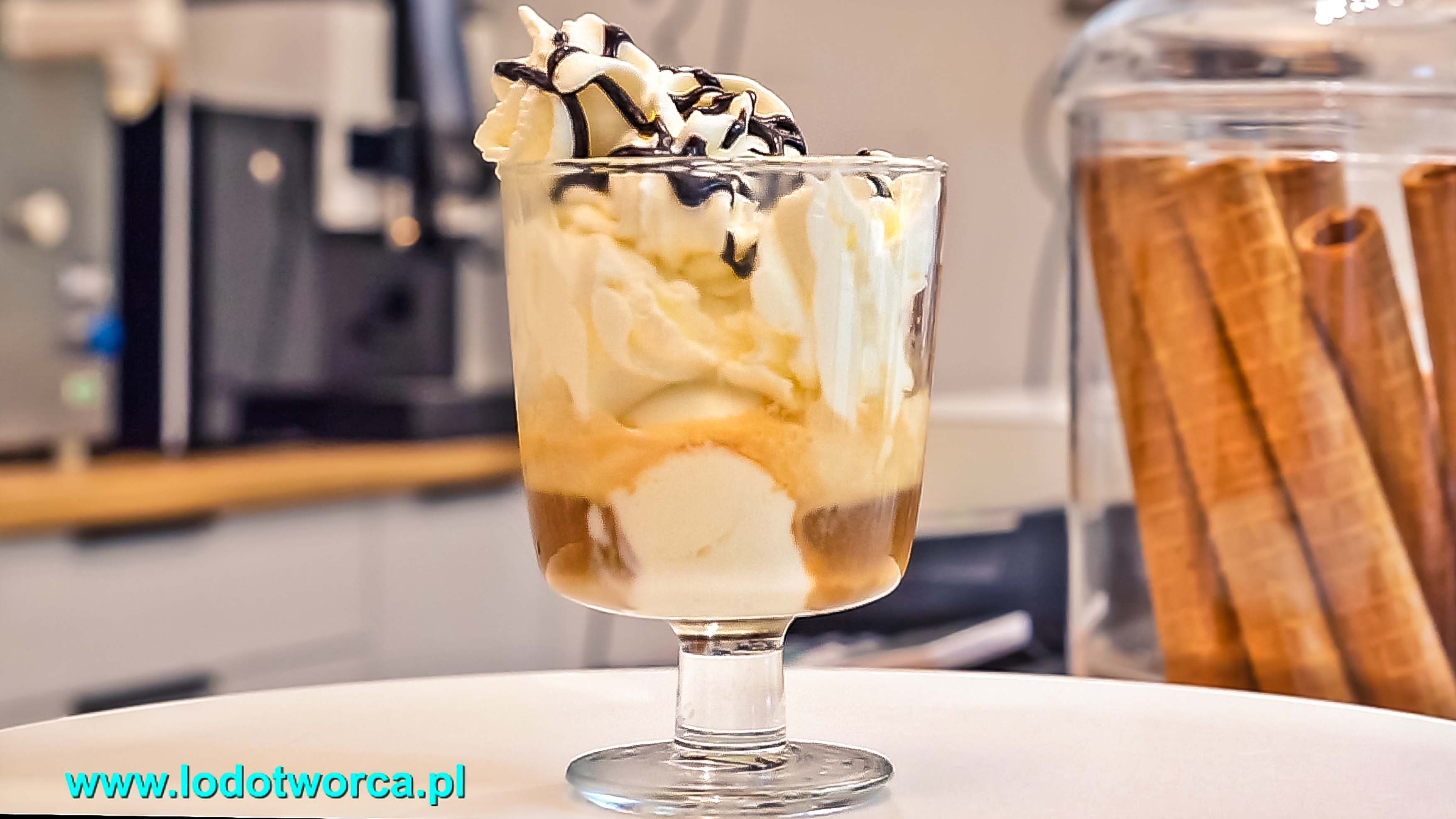 Lody Rzeszów - affogato kawiarnia shake milkshake mrożonyjogurt lód włoski sorbet kawa cafe rurki z kremem deser lodowy bita śmietana soki frappe posypki polewy.jpg